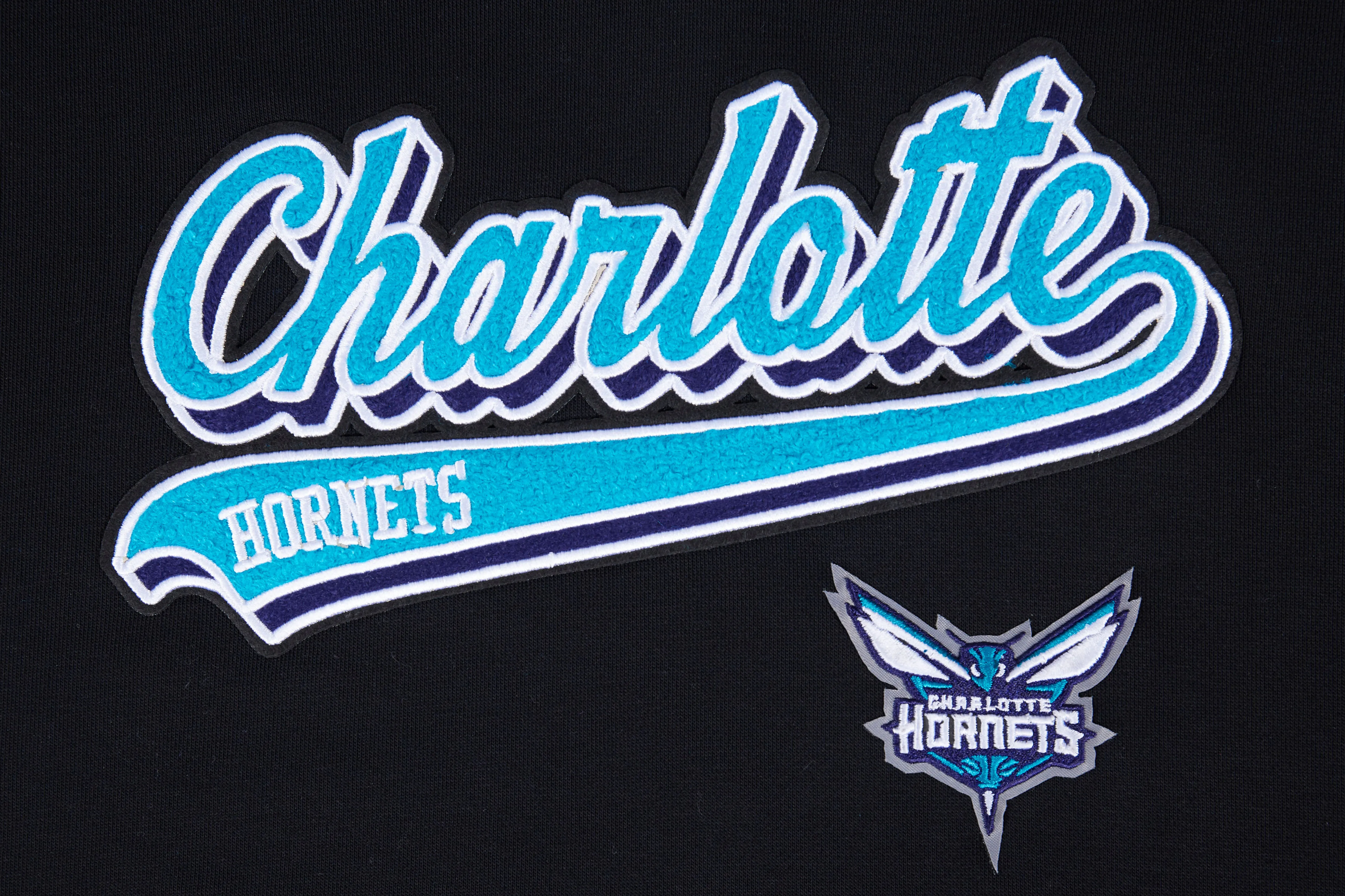 NBA CHARLOTTE HORNETS SCRIPT TAIL WOMEN'S RIB FLC CROPPED PO HOODIE (BLACK)