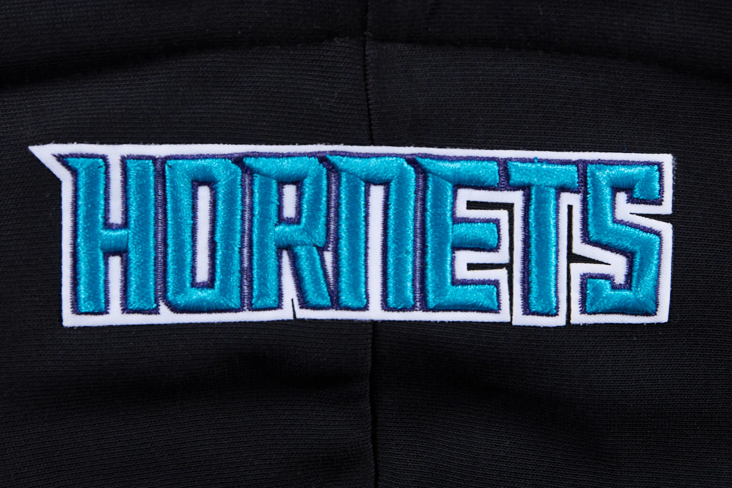 NBA CHARLOTTE HORNETS SCRIPT TAIL WOMEN'S RIB FLC CROPPED PO HOODIE (BLACK)